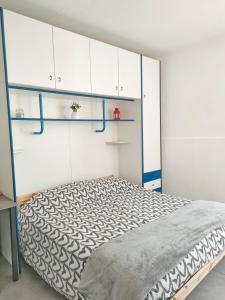 - une chambre avec des placards blancs et un lit dans l'établissement Casa Il Fabbro, à Il Fabbro