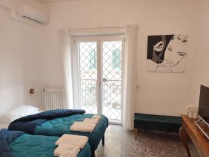 um quarto com uma cama e uma janela em Sunnyhome- Ostia Lido vista mare 2 bagni em Lido di Ostia