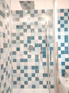 uma casa de banho com um chuveiro e um lavatório. em Sunnyhome- Ostia Lido vista mare 2 bagni em Lido di Ostia