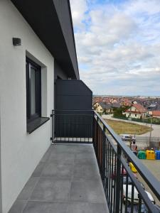 balcón con vistas a la ciudad en Apartament - Osiedle Przylesie, en Namysłów
