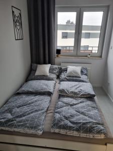 Cama o camas de una habitación en Apartament - Osiedle Przylesie