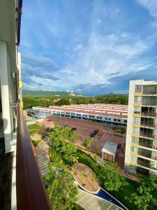 a view of a city with buildings and a parking lot at Apartamento de descanso in Ricaurte