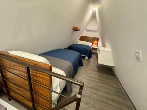 Cette petite chambre comprend un lit et un escalier. dans l'établissement HOTEL ISLA, à Isla Aguada