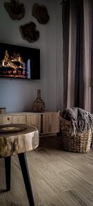 salon ze stołem i telewizorem w obiekcie WoodStone Apartments Karpacz w mieście Karpacz