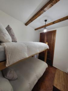 Postel nebo postele na pokoji v ubytování El Refugio de Gredos
