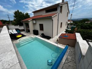 een klein zwembad voor een huis bij Vila Emily in Peruški