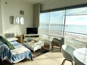 Televízia a/alebo spoločenská miestnosť v ubytovaní Superbe Appartement Cosy Face Mer