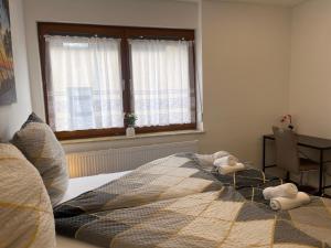 ガイゼンハイムにあるGemütliches Apartment in Geisenheimのベッドルーム(ベッド1台、動物の詰め物付)