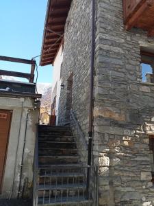 ein Steingebäude mit einer Seitentreppe in der Unterkunft Casa Pascal in La Salle