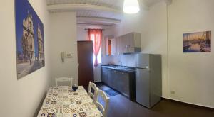 eine kleine Küche mit einem Tisch und einem Kühlschrank in der Unterkunft Sweet Life in Palermo