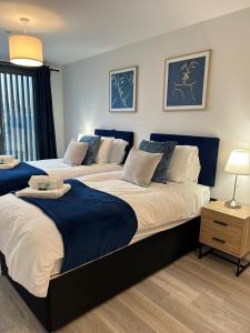 2 camas en un dormitorio con azul y blanco en 2 Bed 2 Bath in Digbeth en Birmingham