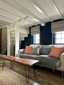 昂德尔Grade II listed Cottage in Oundle with private courtyard的带沙发和咖啡桌的客厅
