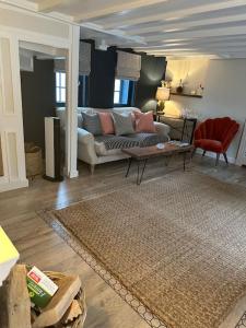昂德尔Grade II listed Cottage in Oundle with private courtyard的带沙发和地毯的客厅