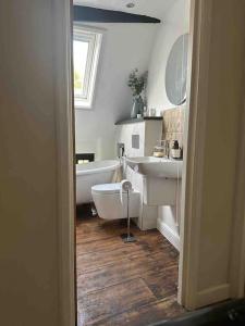Grade II listed Cottage in Oundle with private courtyard的一间浴室