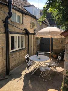 Grade II listed Cottage in Oundle with private courtyard的庭院或其他户外区域