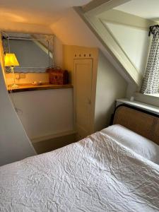 Grade II listed Cottage in Oundle with private courtyard客房内的一张或多张床位