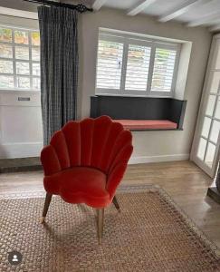 Grade II listed Cottage in Oundle with private courtyard的休息区