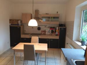 una cocina con mesa de madera y sillas. en Alter Ortskern Worpswede, en Worpswede