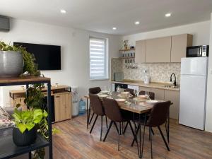 a kitchen and dining room with a table and chairs at Kuća za odmor Erdelji in Vardarac