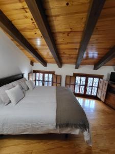 Postel nebo postele na pokoji v ubytování El Refugio de Gredos