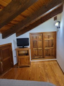 TV a/nebo společenská místnost v ubytování El Refugio de Gredos