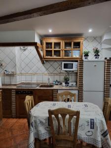 Kuchyň nebo kuchyňský kout v ubytování El Refugio de Gredos