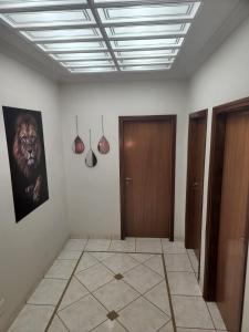 um quarto com um corredor com portas e tecto em Repouso Real Rio Preto em Sao Jose do Rio Preto