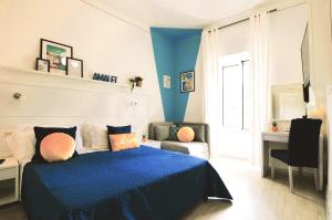 1 dormitorio con 1 cama azul y 1 silla en Casa Vacanze per famiglie in Costiera Sorrentina en Sant'Agnello