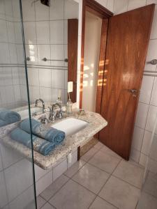 La salle de bains est pourvue d'un lavabo et d'un miroir. dans l'établissement Repouso Real Rio Preto, à Sao Jose do Rio Preto