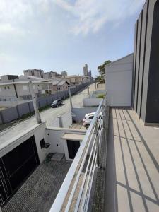 un balcone di un edificio con un'auto sopra di Sobrado com piscina, banheira e garagem coberta. a Piçarras