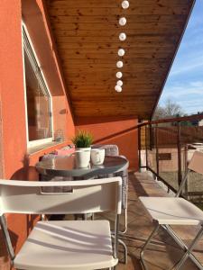un patio con tavolo e sedie sul balcone. di Podkrovní apartmán s balkónem a Ostrava