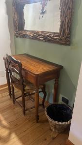 un tavolo in legno con sedia e specchio di Ca-Jo Bed and Breakfast a Garessio