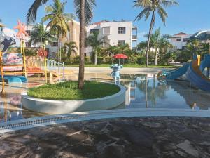 Stunning 2 Bed Room Unit with Ocean View内部或周边的泳池