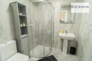 a bathroom with a shower and a toilet and a sink at Apartment 3 - Brentwood - Spacious Apartment close to High Street, with Free Parking RockmanStays in Brentwood