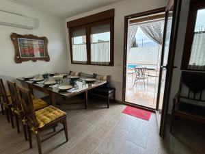 une salle à manger avec une table et un balcon dans l'établissement LA BUENA ESTRELLA, à Arbuniel