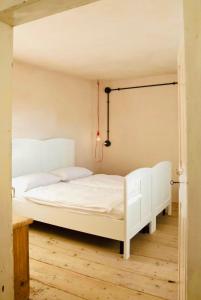 1 dormitorio con 1 cama blanca en una habitación en Medemaistro, en Faver