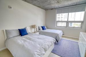 um quarto com 2 camas e uma janela em Prime Location: Midtown Miami Finest Condo em Miami
