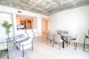 uma sala de jantar com mesa e cadeiras em Prime Location: Midtown Miami Finest Condo em Miami