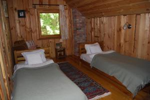 Cama ou camas em um quarto em Kaimo turizmo sodyba Kukarskė