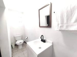 ein weißes Bad mit einem Waschbecken und einem WC in der Unterkunft Confortable Loft MN 960 G Centro Mty cerca de todo in Monterrey