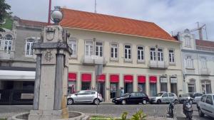 uma torre de relógio em frente a um edifício em Francisco Barbosa em Estarreja