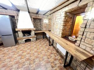 eine große Küche mit Steinkamin und Kühlschrank in der Unterkunft Like Hostel in Chişinău