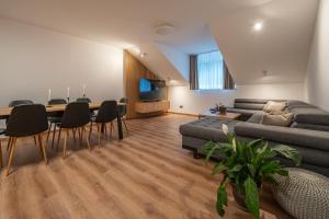 un soggiorno con un divano e un tavolo di Apartmán Malá Morávka - DZ RENT a Dolní Moravice