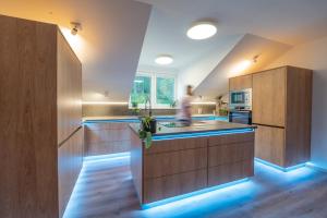 una cucina con mobili in legno e un lavello di Apartmán Malá Morávka - DZ RENT a Dolní Moravice