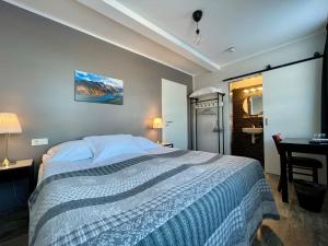 um quarto com uma cama grande, uma secretária e um espelho. em Akkeri Guesthouse em Stykkishólmur