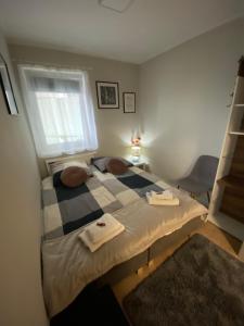 1 dormitorio con 1 cama con 2 toallas en Apartament Mielczarskiego Tanie spanie Elbląg, en Elbląg