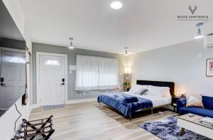 um quarto com uma cama e um sofá em The Moose #9 - Brand New Luxe Modern loft with Free Parking, King Bed & Fast WiFi em Memphis