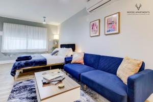 孟菲斯的住宿－The Moose #9 - Brand New Luxe Modern loft with Free Parking, King Bed & Fast WiFi，客厅配有蓝色的沙发和床。