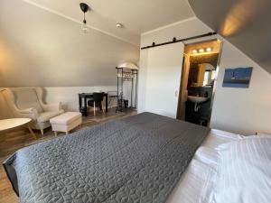ein Schlafzimmer mit einem Bett, einem Waschbecken und einem Spiegel in der Unterkunft Akkeri Guesthouse in Stykkishólmur