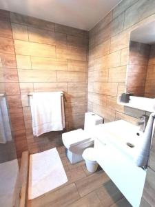 y baño con 2 lavabos, aseo y espejo. en Stylish 1br Apt in Piantini/Serralles, Santo Dgo, en Santo Domingo